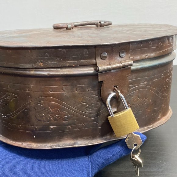 Vintage 1930s Era Metal Tin, Oval Floral Tool Box Case with lock and key Decorat - Picture 5 of 10